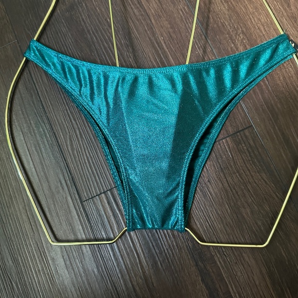 Cleo The Hurricane Heartbreaker and Scanty Scrunch Bum Set - Picture 6 of 7